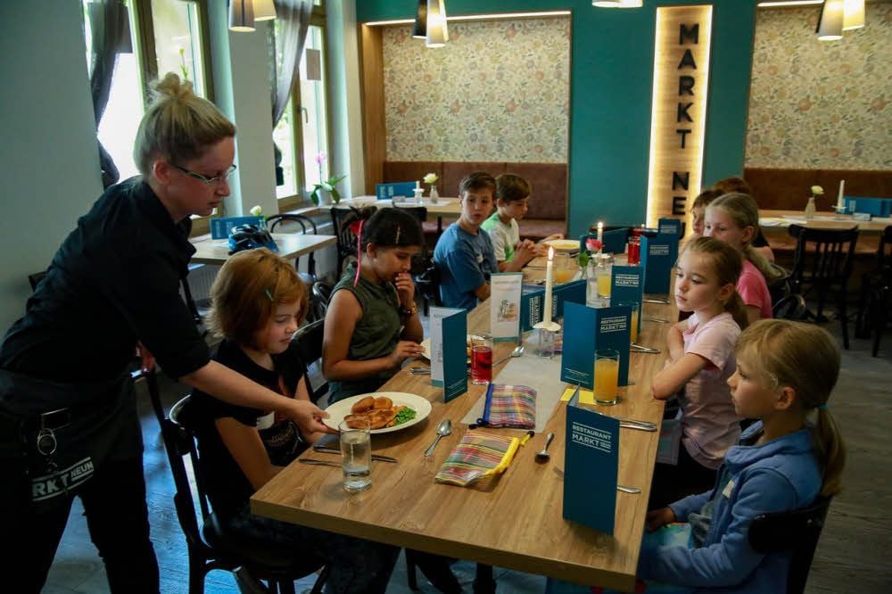 Kerstin Dähne vom Restaurant „Markt 9“ in Wittenberg bringt den Kindern spielerisch bei, wie man sich richtig bei Tisch verhält.