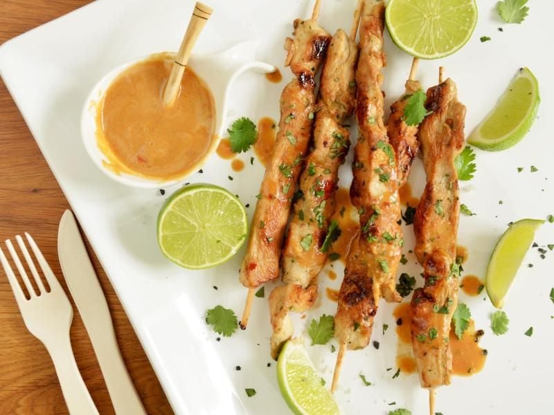 Die Marinade macht die Hähnchen-Saté-Spieße schön würzig. Doch das i-Tüpfelchen ist der Erdnussdip mit erfrischender Limettennote. Foto: Julia Uehren/loeffelgenuss.de/dpa-tmn