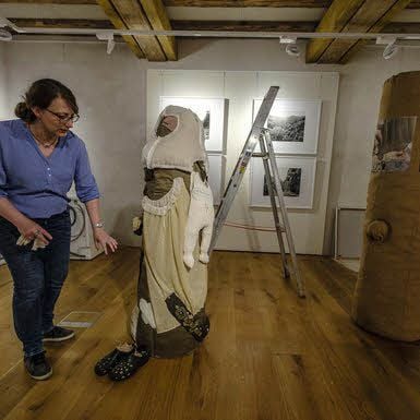 Ulrike Brinkmann, Kunsthistorikerin, beim Aufbau der Schau im Schloss
