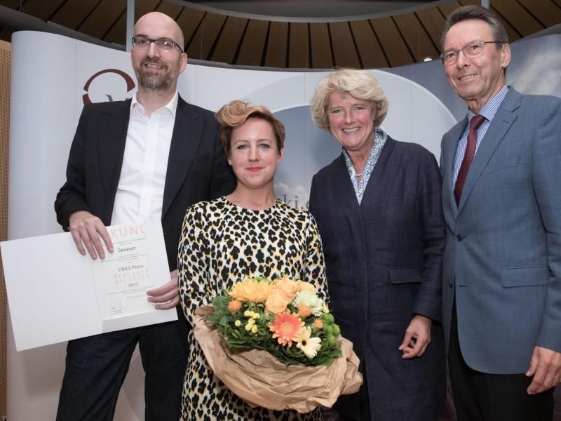 Der Galerist Jan-Philipp Sexauer (l-r) und die Künstlerin Caroline Kryzecki erhalten von Kulturstaatsministerin Monika Grütters (CDU) und dem VBKI-Präsidiumsmitglied Bernd Wieczorek den VBKI-Preis Berliner Galerien. Foto: Jörg Carstensen
