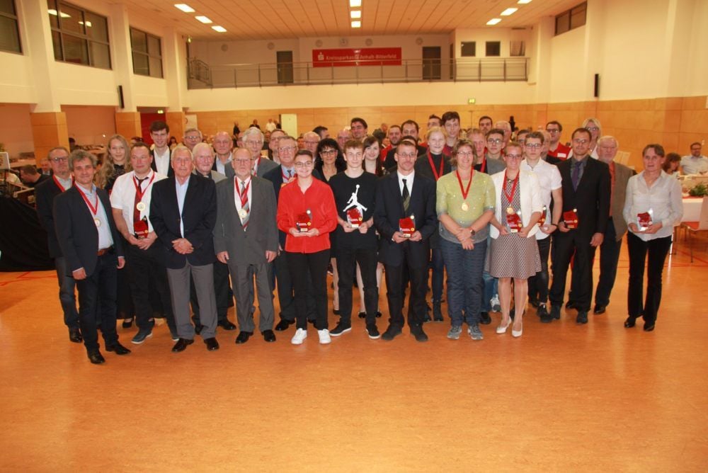 In Weißandt-Gölzau wurden am Samstag insgesamt 24 Sportler und Vereine sowie engagierte Helfer ausgezeichnet. Der Kreissportbund Anhalt-Bitterfeld hatte an diesem Abend zu seinem zwölften Ball des Sports eingeladen.