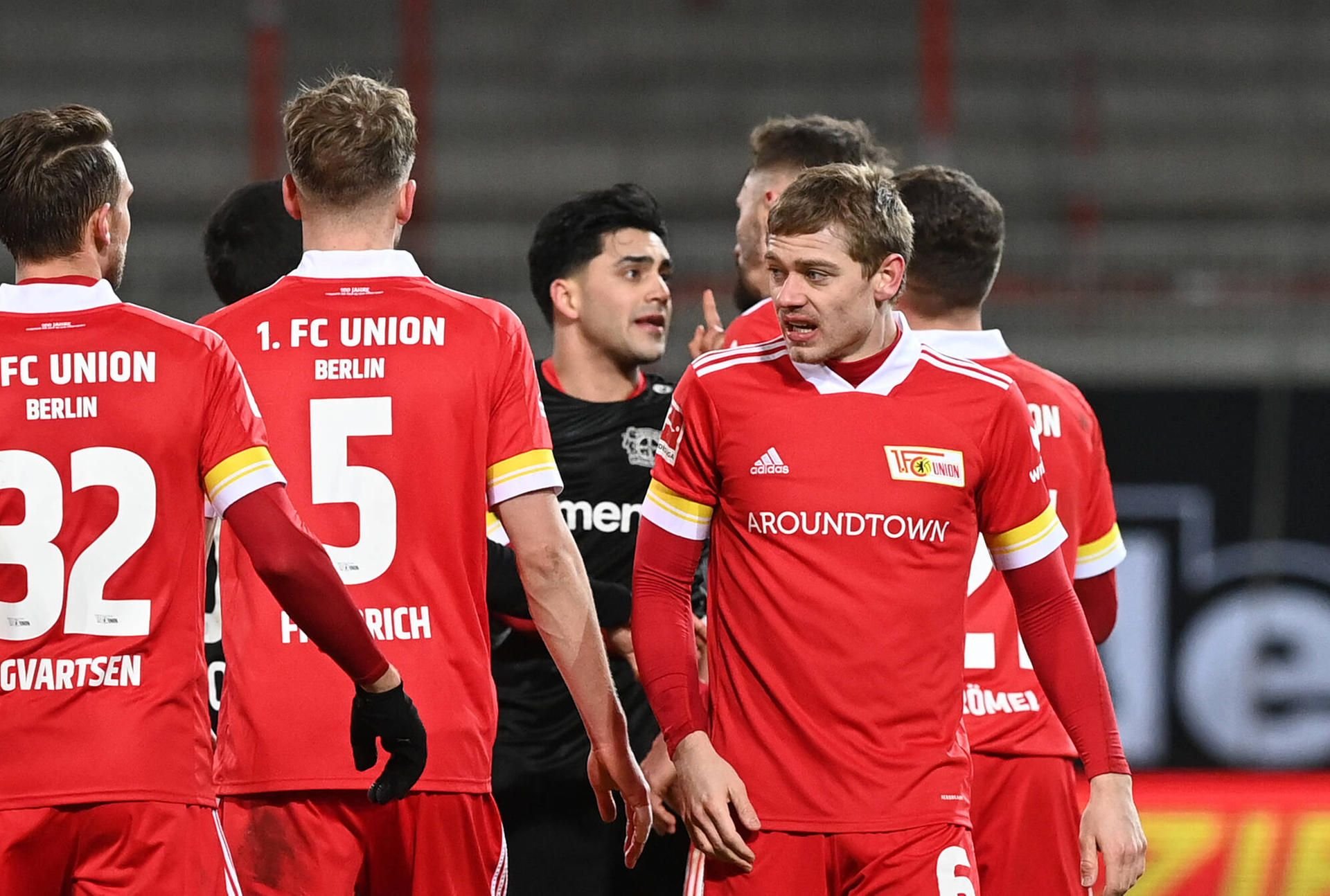 Leverkusens Nadiem Amiri diskutiert nach Spielende hitzig mit den Spielern von Union Berlin.