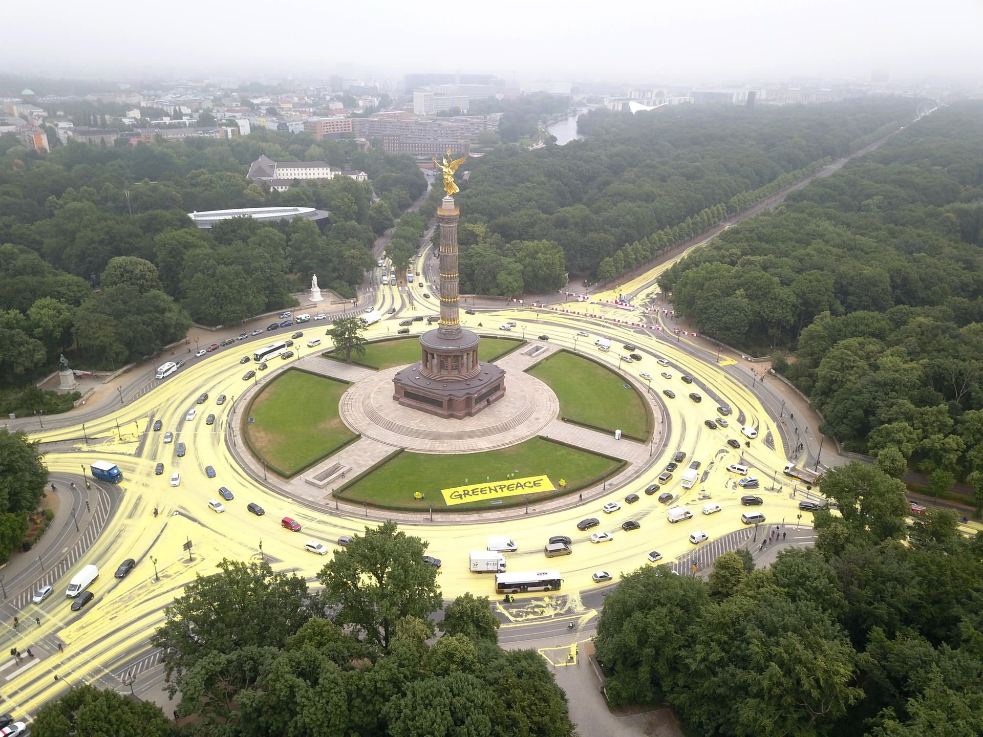 Aktivisten von Greenpeace hatten im Juni die Straßen rund um den Großen Stern mit Tausenden Litern Farbe eingefärbt.