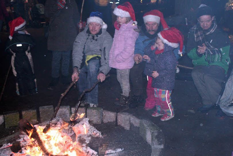 Am Lagerfeuer war es warm und man konnte prima Knüppelkuchen backen.