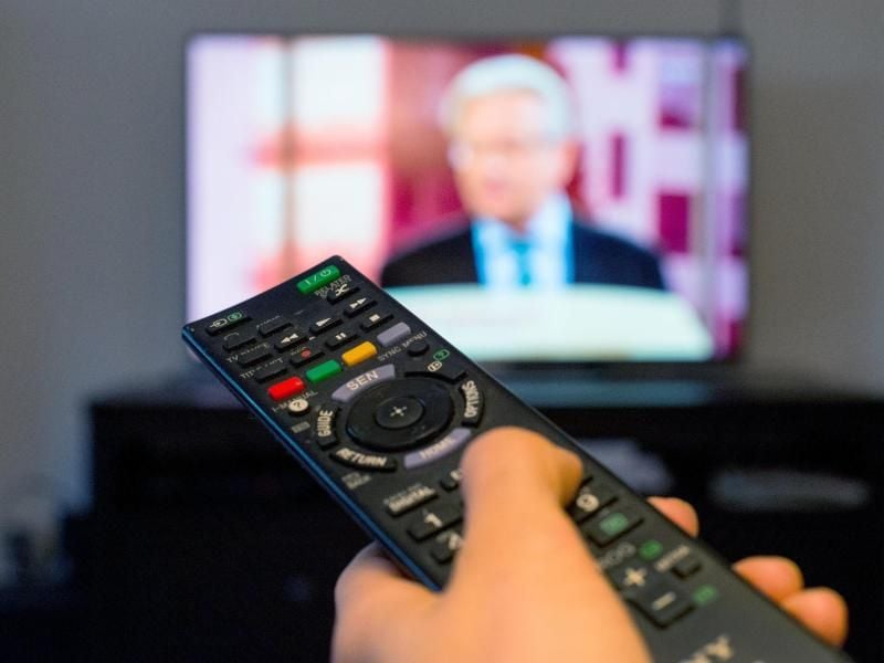 Bald wird das Signal von DVB-T auf den neuen Standard DVB-T2 HD umgestellt. Beim Kauf eines neuen Receivers sollten Nutzer die HbbTV-Fähigkeit des Fernsehers beachten. Foto: Monika Skolimowska