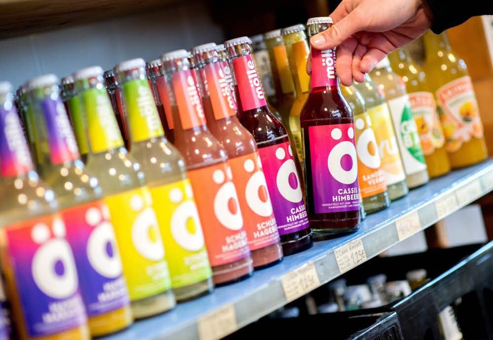 Meist regionale Experimente: Bio-Limonaden der Marke Mölle aus Nördlingen stehen im Regal in einem Getränkemarkt.