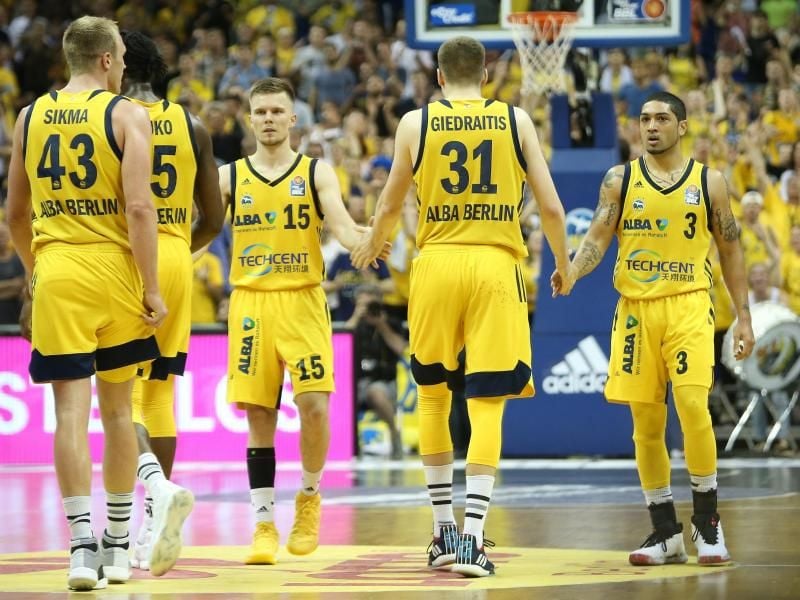 Luke Sikma (l-r), Landry Nnoko, Martin Hermannsson, Rokas Giedraitis und Peyton Siva klatschen sich nach einem Sieg ab. Foto: A. Gora/dpa/