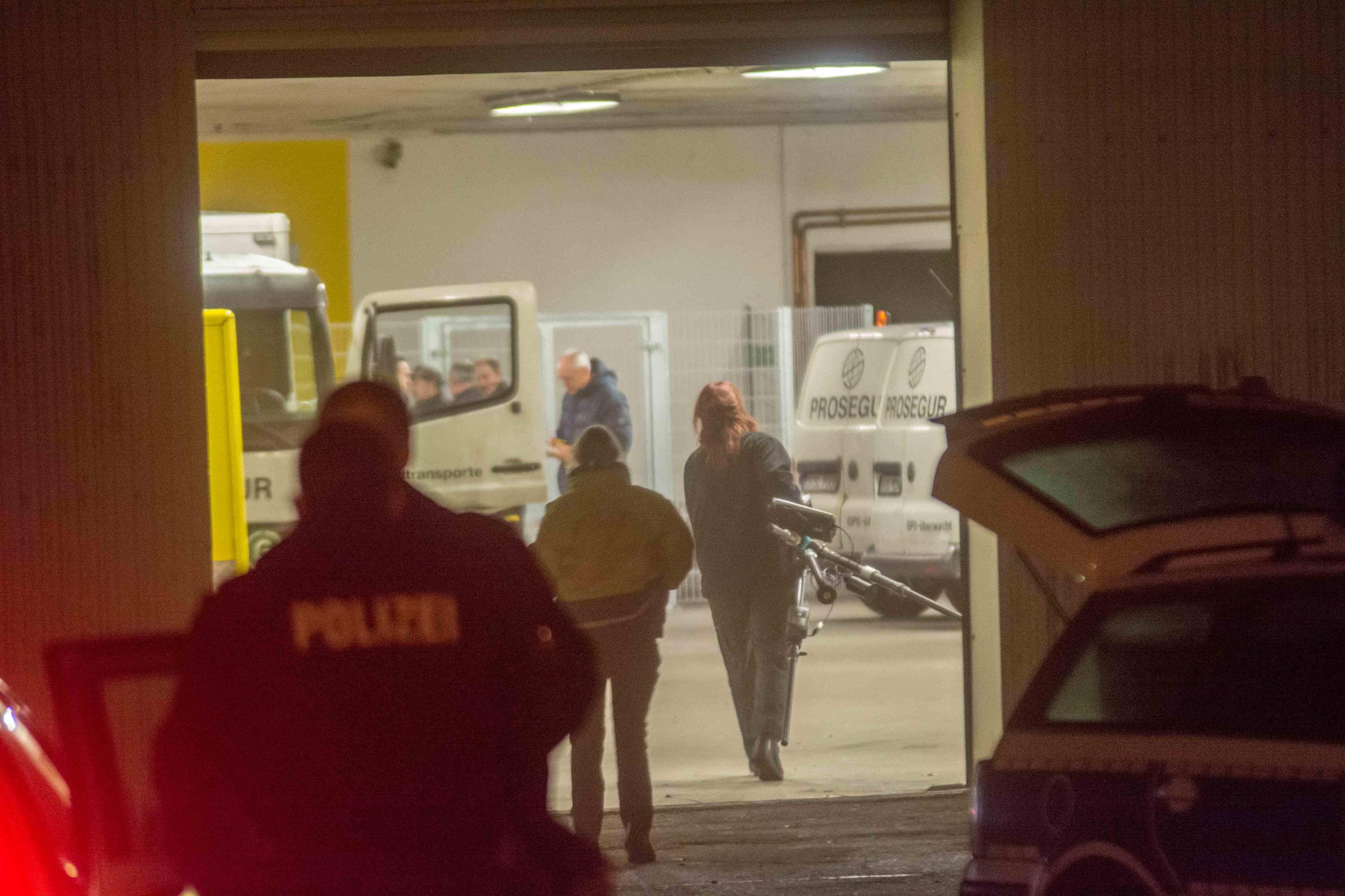 Zwei Unbekannte haben eine Geldtransportfirma bei Salzwedel überfallen. Beamte der Polizei und das LKA sichern Spuren.