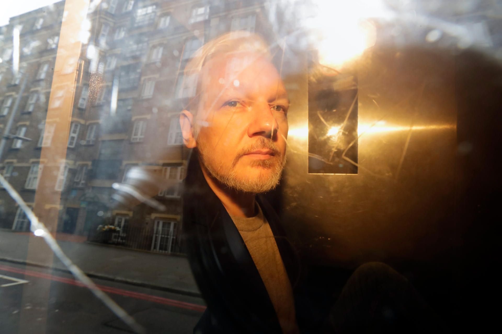 Julian Assange, Mitbegründer der Enthüllungsplattform WikiLeaks, verlässt im Mai 2019 ein Gericht.