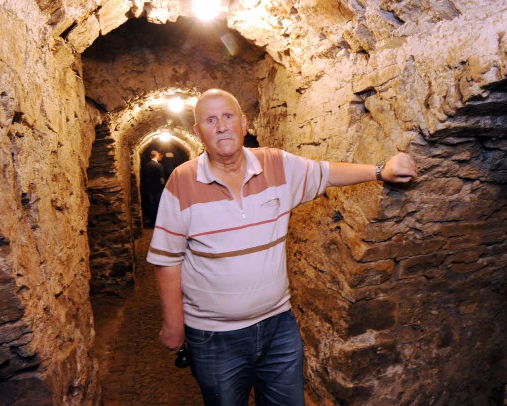 Ulrich Elster kennt sich aus in den unterirdischen Gänge in Gerbstedt, durch die er Besucher führt.