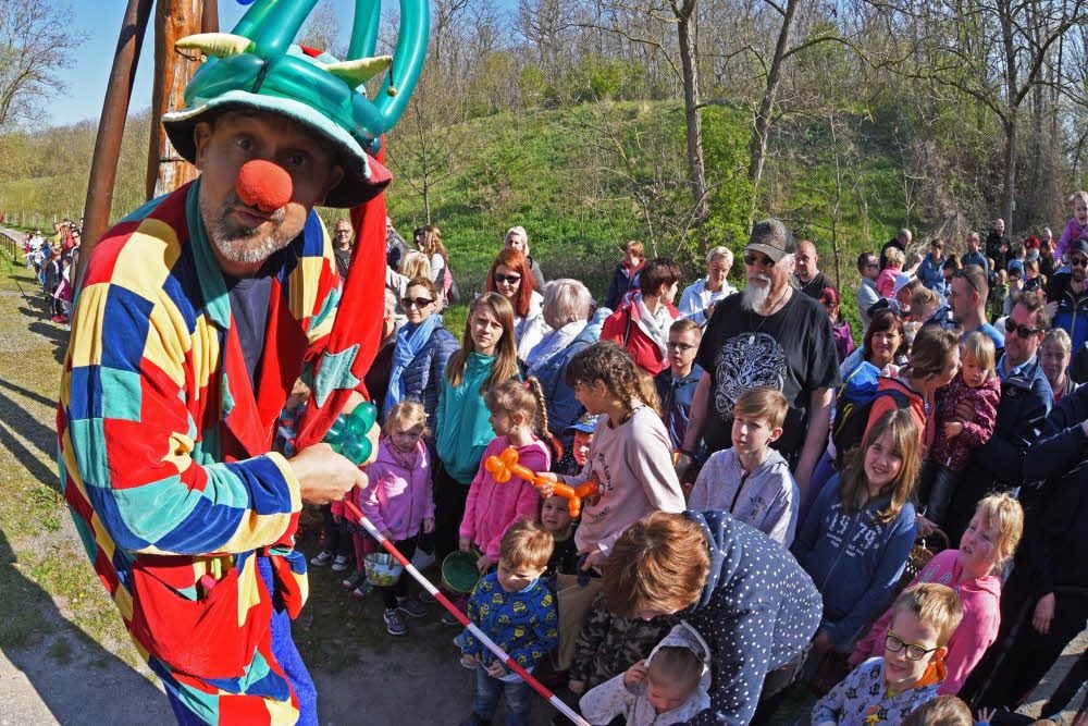 Der Clown verkürzt das Warten. Denn erst, wenn das Band durchschnitten ist, können die Kinder das Abenteuerland erstürmen.