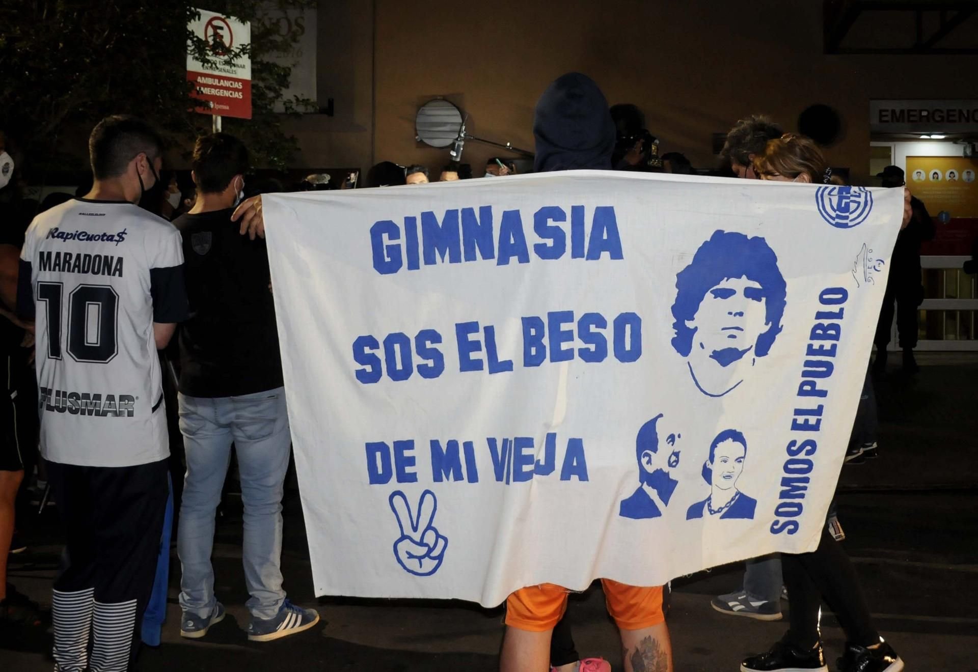 Fans stehen vor der Klinik in die Maradona sich begeben hat.