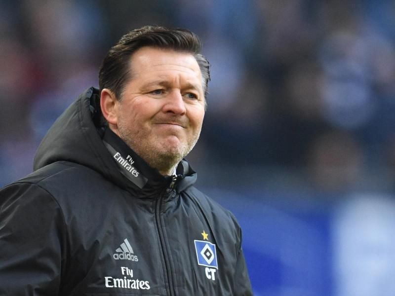 HSV-Trainer Christian Titz gehen die Abwehrspieler aus. Foto: Daniel Reinhardt