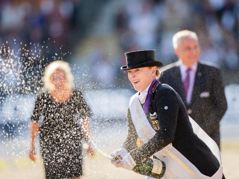 Isabell Werth feierte ihre 20. EM-Goldmedaille mit Champagner. Foto: Rolf Vennenbernd