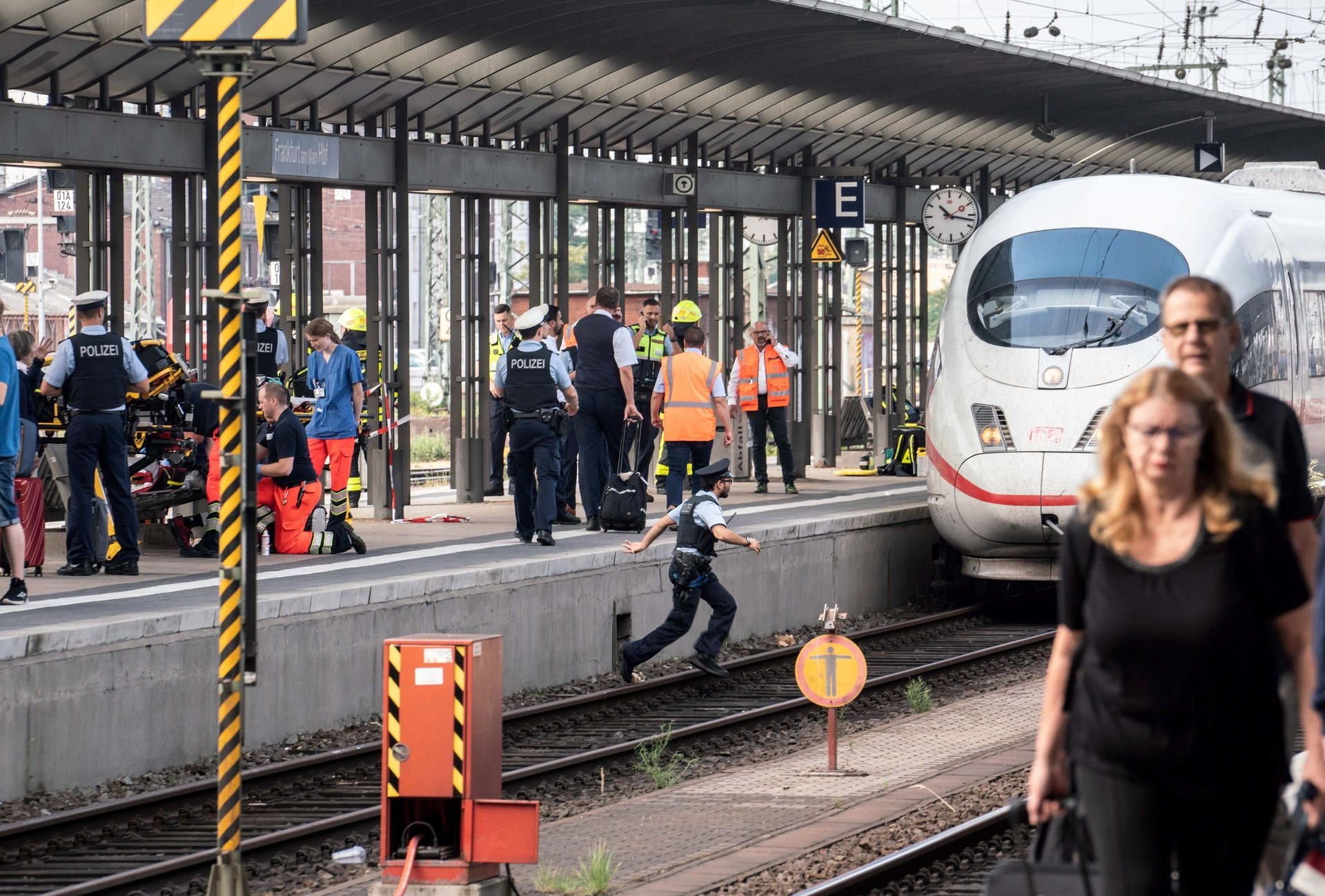 Ein ICE steht am Gleis 7 des Frankfurter Hauptbahnhofs, nachdem es bei der Einfahrt des Zuges zu einem Zwischenfall mit einem Kind kam.