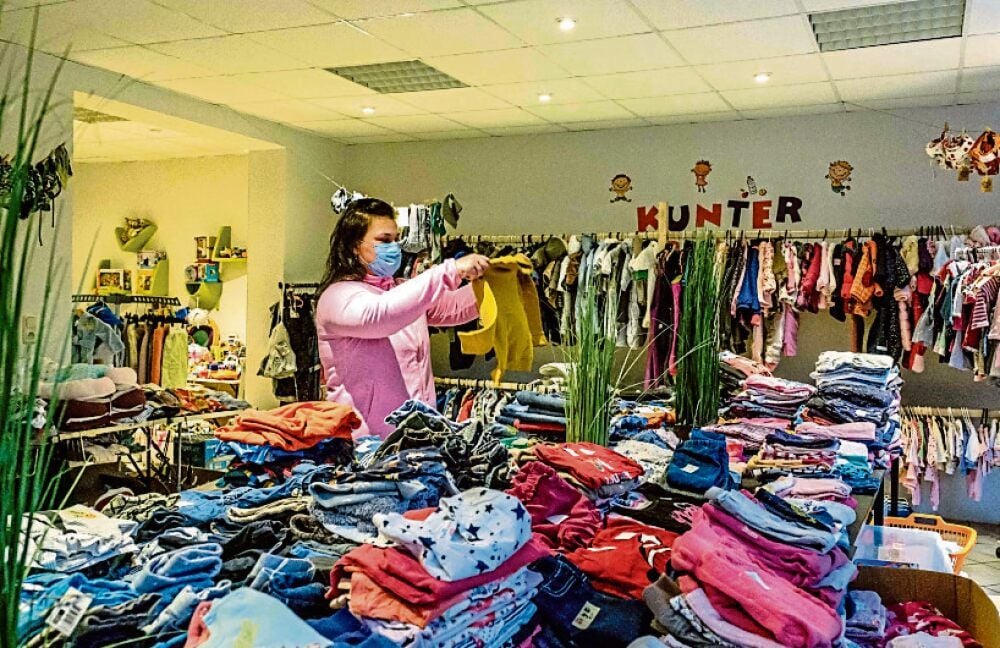 Anika Richter bereitet In der Pfaffengasse eine Kleiderbörse vor.