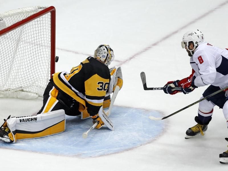 Washington-Star Alexander Owetschkin (r) war der Matchwinner gegen die Pittsburgh Penguins. Foto: Gene J. Puskar/AP