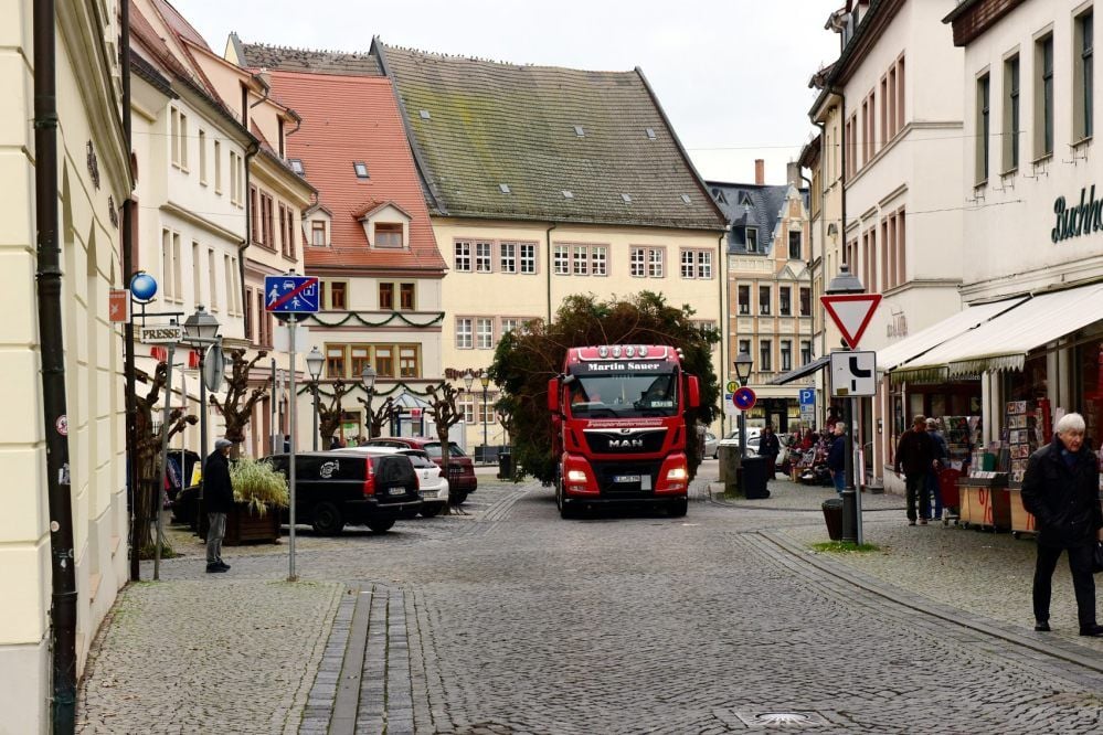 Weihnachtsmarkt Eisleben: Behutsam wird der Baum transportiert.