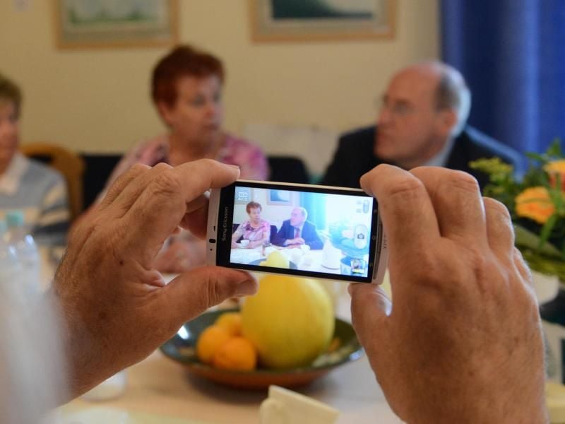 Allmählich gehört das Smartphone auch zum Alltag älterer Menschen. Laut einer Studie besitzen immer mehr Senioren ein solches Gerät. Foto: Matthias Balk
