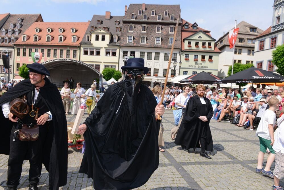 Als die Pest in Naumburg grassierte, sollen sich die Ärzte hier wie anderswo auch mit Schnabelmasken geschützt haben. Ein Bild aus dem Kirschfestumzug erinnert an den „Schwarzen Tod“.
