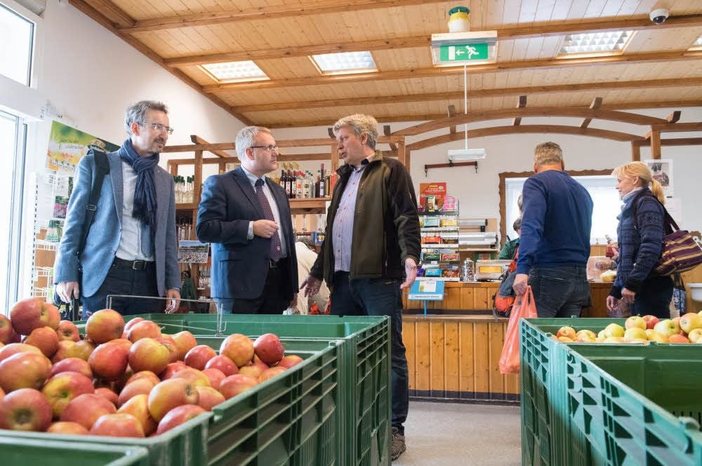 Zu einem früheren Markt konnte André Körner (vorn, r.) auch Landrat Götz Ulrich (vorn, Mitte) sowie Amtsleiter Thomas Böhm begrüßen.