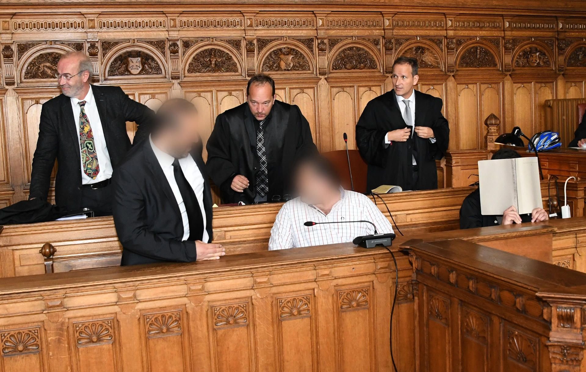 Prozessbeginn im Landgericht in Bremen: Die Rechtsanwälte sitzen hinter ihren Mandanten Hayat G., Hayrettin G. und Sipan G.