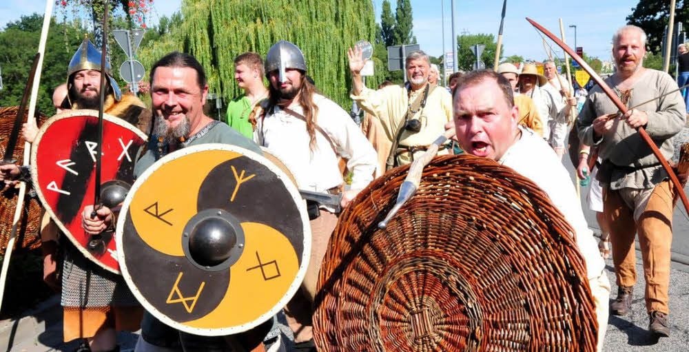 Die Sippe vom Weißen Fels marschiert als wilde Slawen-Siedler beim Umzug mit.
