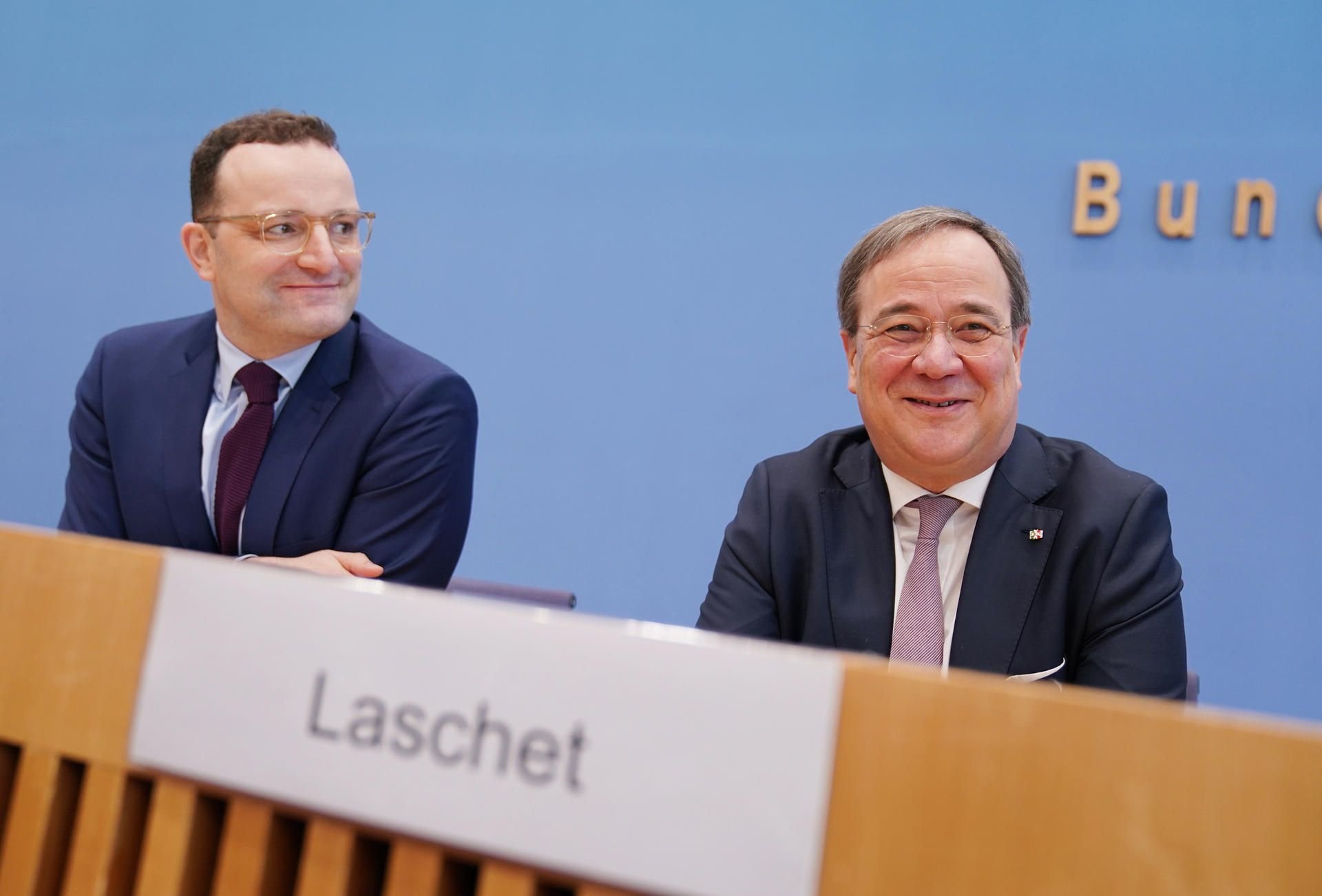 Gesundheitsminister Jens Spahn und NRW-Ministerpräsident Armin Laschet (r.) bei einer gemeinsamen Pressekonferenz in Berlin.