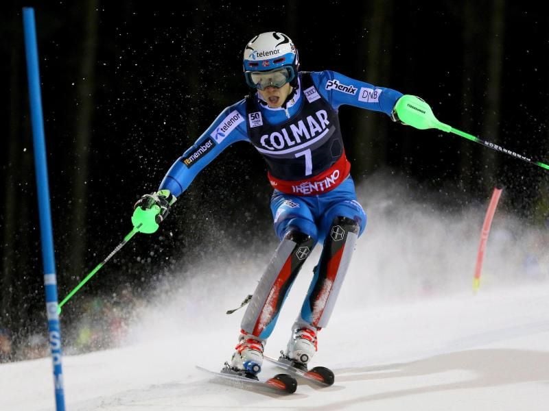 Der Norweger Henrik Kristoffersen gewinnt den Slalom unter Flutlicht in Madonna di Campiglio. Foto: Andrea Solero