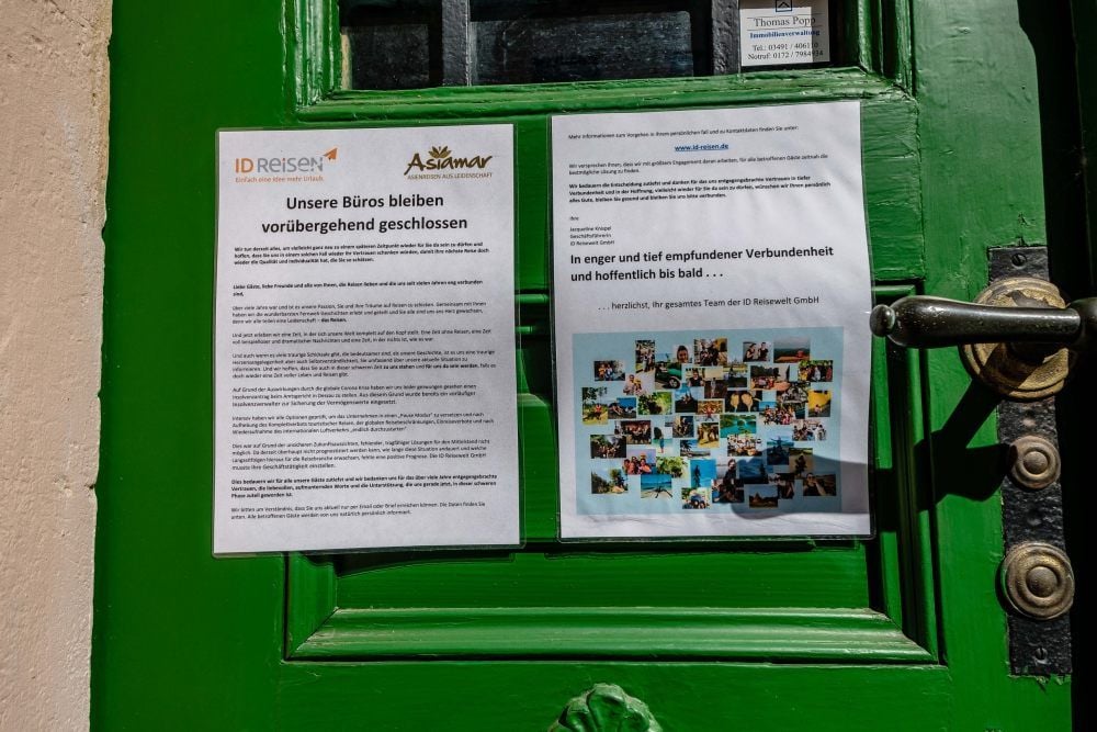 An der geschlossenen Ladentür informiert ein Aushang der Geschäftsführerin der ID Reisewelt GmbH über den Gang in die Insolvenz.