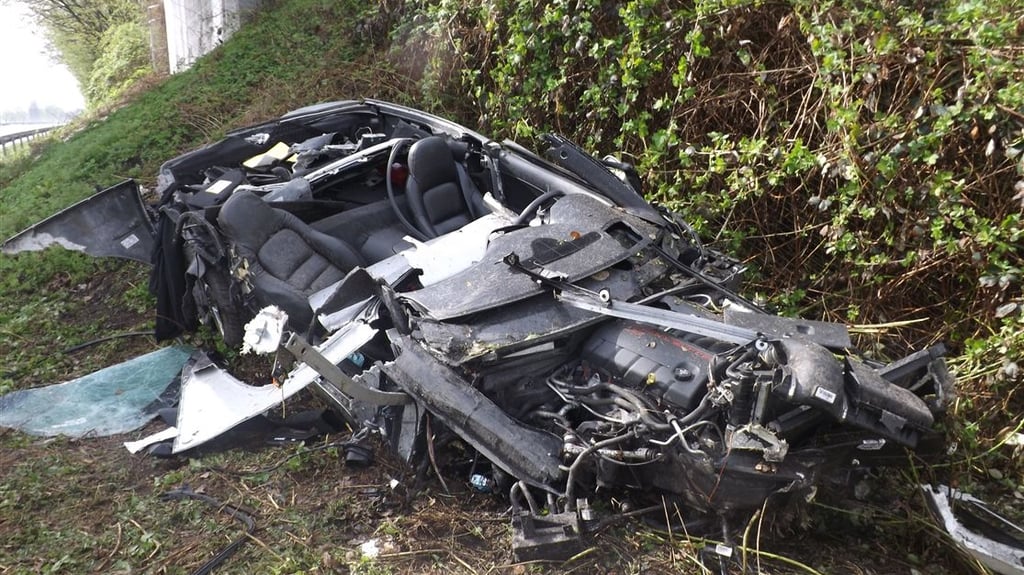 Totalschaden Totalschaden Sportwagen Corvette bei Unfall zerstört