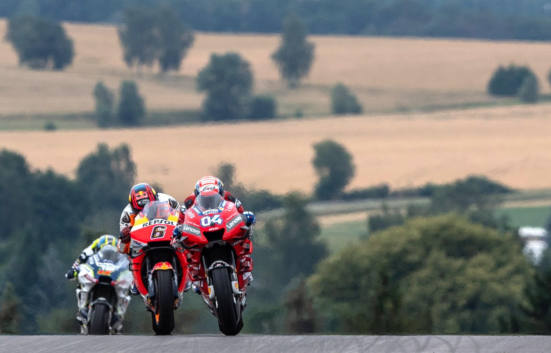 Die Fahrer Andrea Dovizioso (r.), Stefan Bradl (M.) und Karel Abraham (l.) unterwegs auf dem Sachsenring.