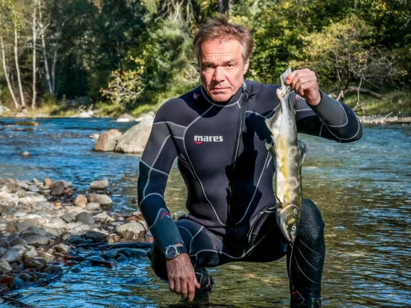 Hannes Jaenicke am Campbell River auf Vancouver Island in Kanada. Foto: Andre Becker/ZDF/dpa
