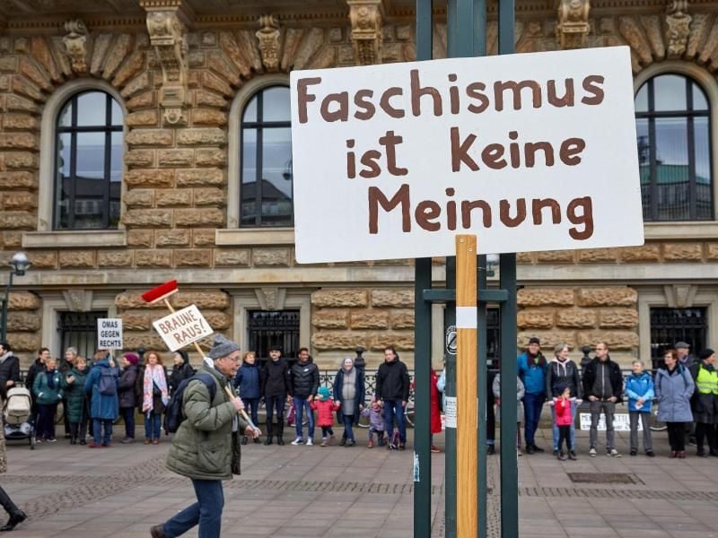 Eine Transparent mit der Aufschrift „Faschismus ist keine Meinung“ hängt an einem Laternenmast auf dem Rathausmarkt. Foto: Georg Wendt/dpa/Archivbild