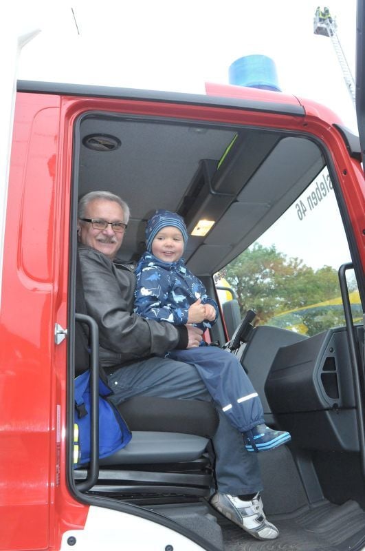 Peter Neisse und sein Enkel Hannes Witzel fahren im Feuerwehrauto mit.
