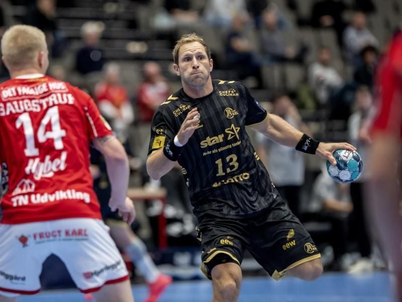 Steht einer Austragung der Handball-WM eher skeptisch gegenüber: Kiels Steffen Weinhold. Foto: Rene Schutze/Ritzau Scanpix/AP/dpa
