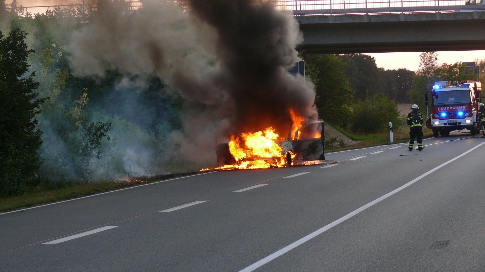 In Stndal ist am Donnerstagabend ein Auto auf der Straße abgebrannt.