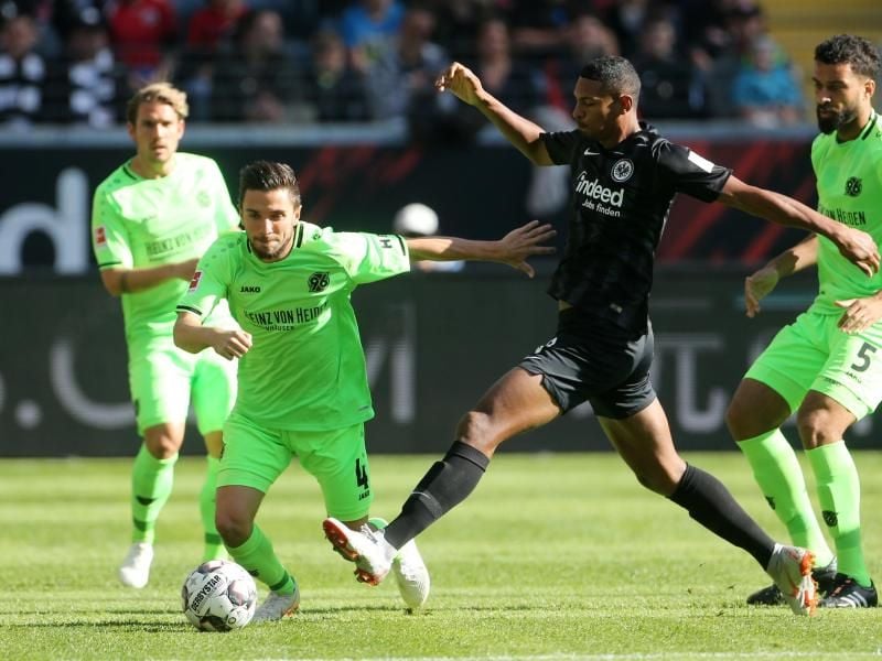 Hannovers Julian Korb (l) ist mit seinem Team durch die Niederlage Schlusslicht. Foto: Thomas Frey