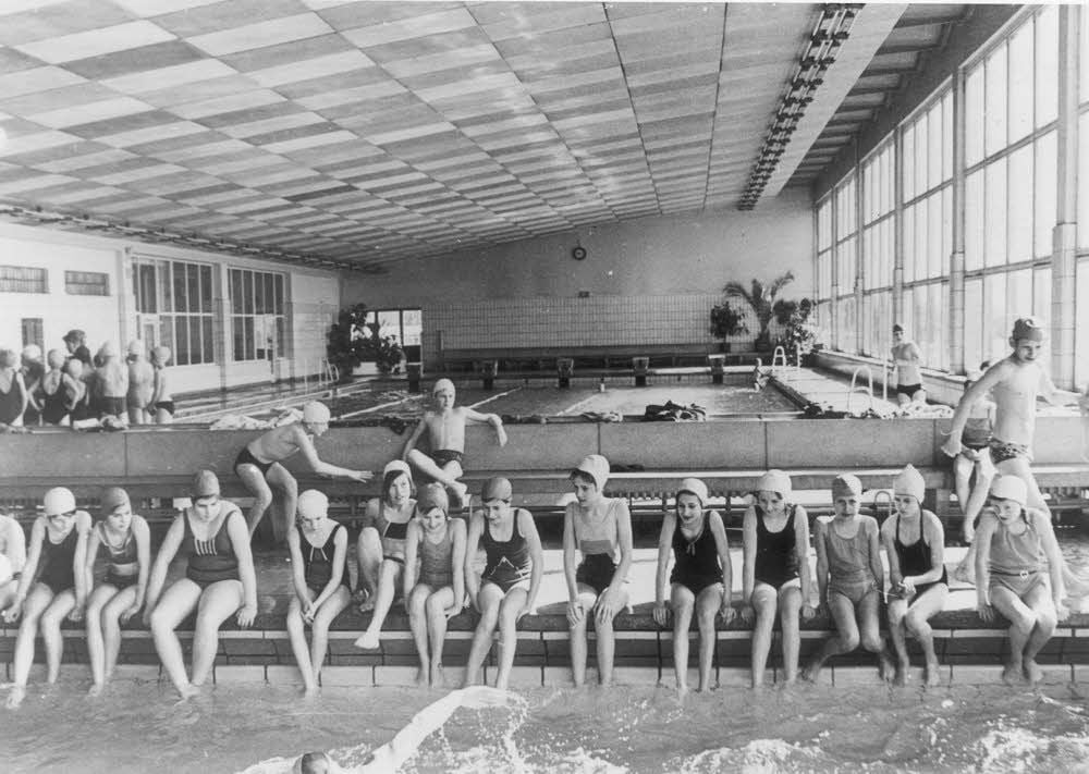 Die Bitterfelder Volksschwimmhalle in ihren besten Zeiten: Generationen von Schülerinnen und Schülern haben hier nicht nur Unterricht absolviert, sondern auch einen großen Teil ihrer Freizeit verbracht.