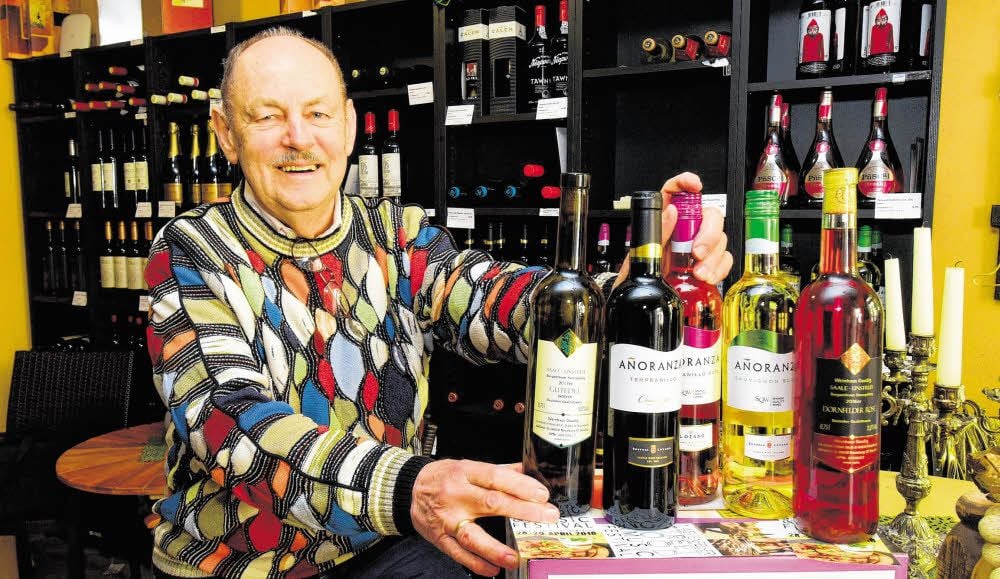 Udo Peschke präsentiert spanische Weine aus seinem Sortiment.