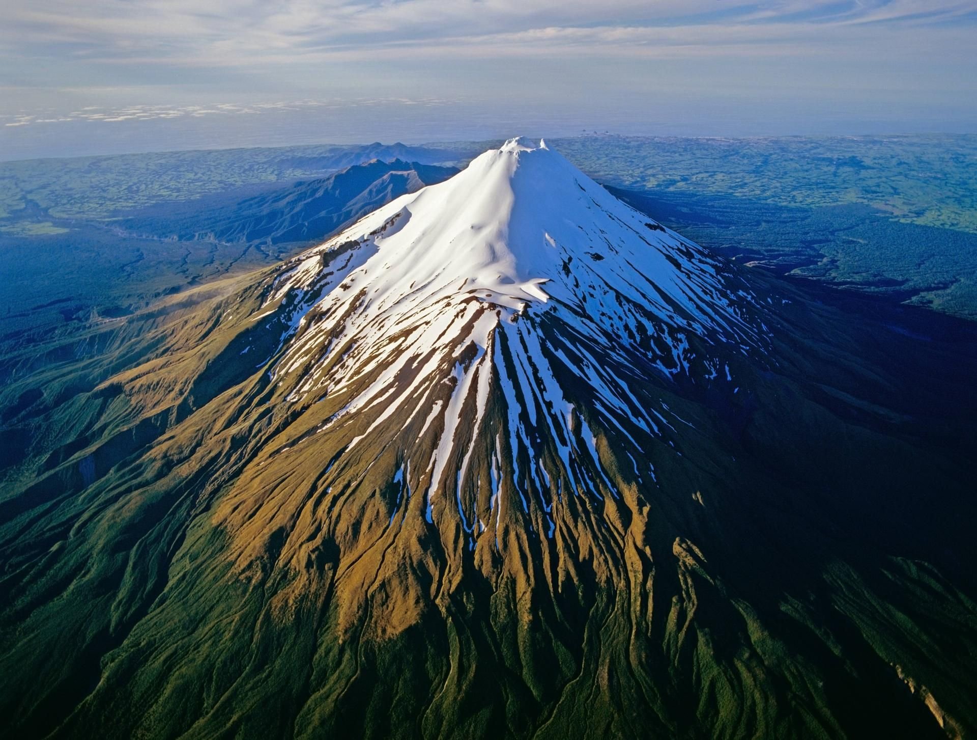 Der Mount Taranaki ist ein 2.518 Meter hoher Vulkan in Neuseeland.