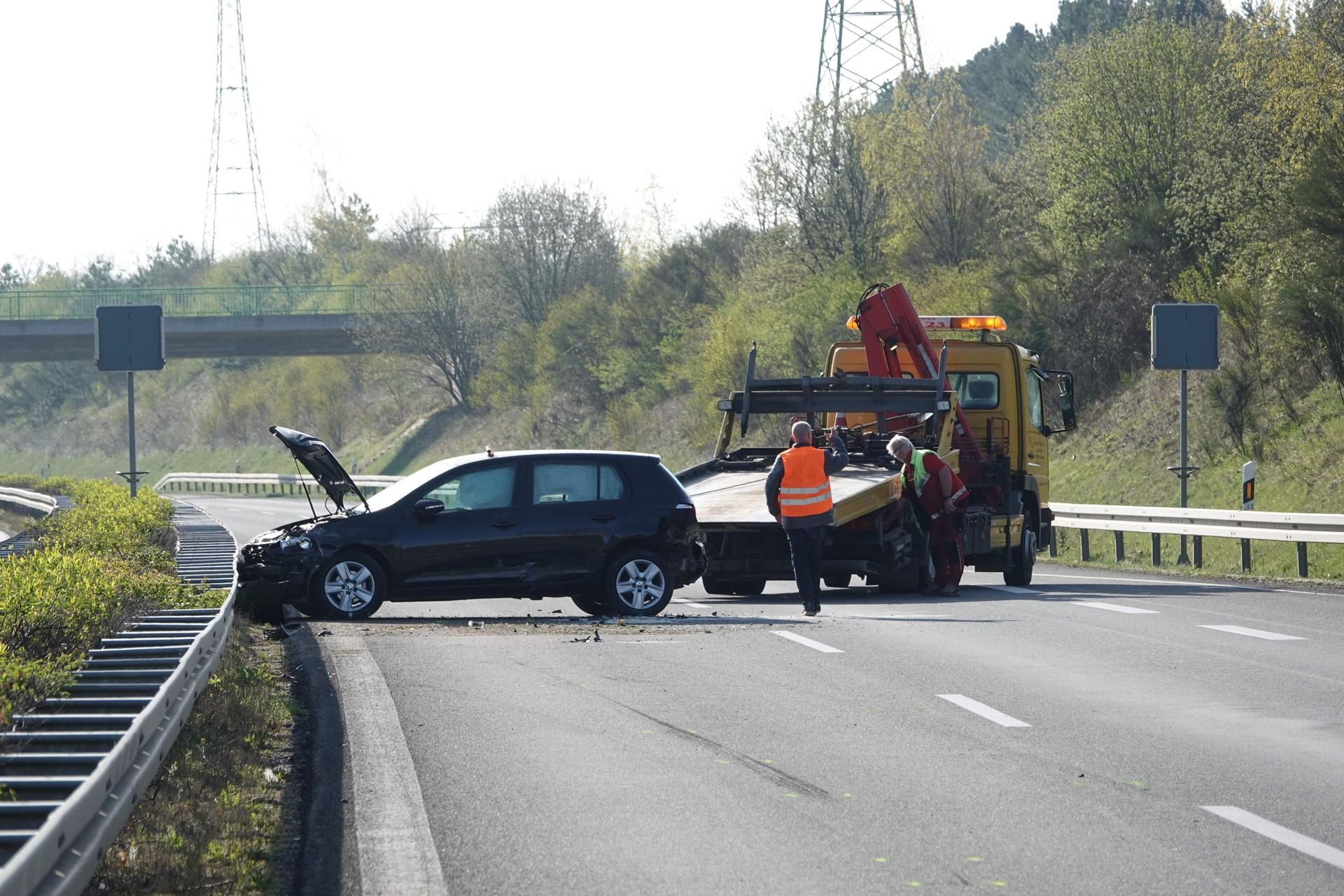 Dier verunfallten Fahrzeuge müssen abgeschleppt werden.
