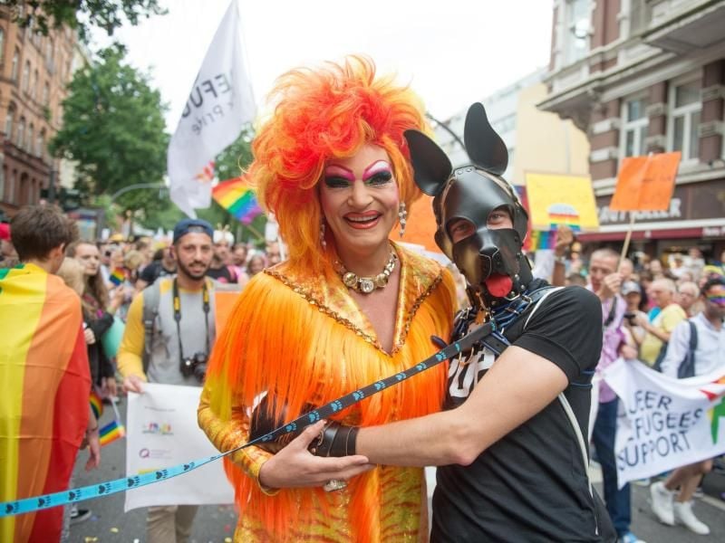 Dragqueen Olivia Jones (l) durfte bei der Parade zum Christopher Street Day in Hamburg nichts fehlen. Foto: Daniel Reinhardt