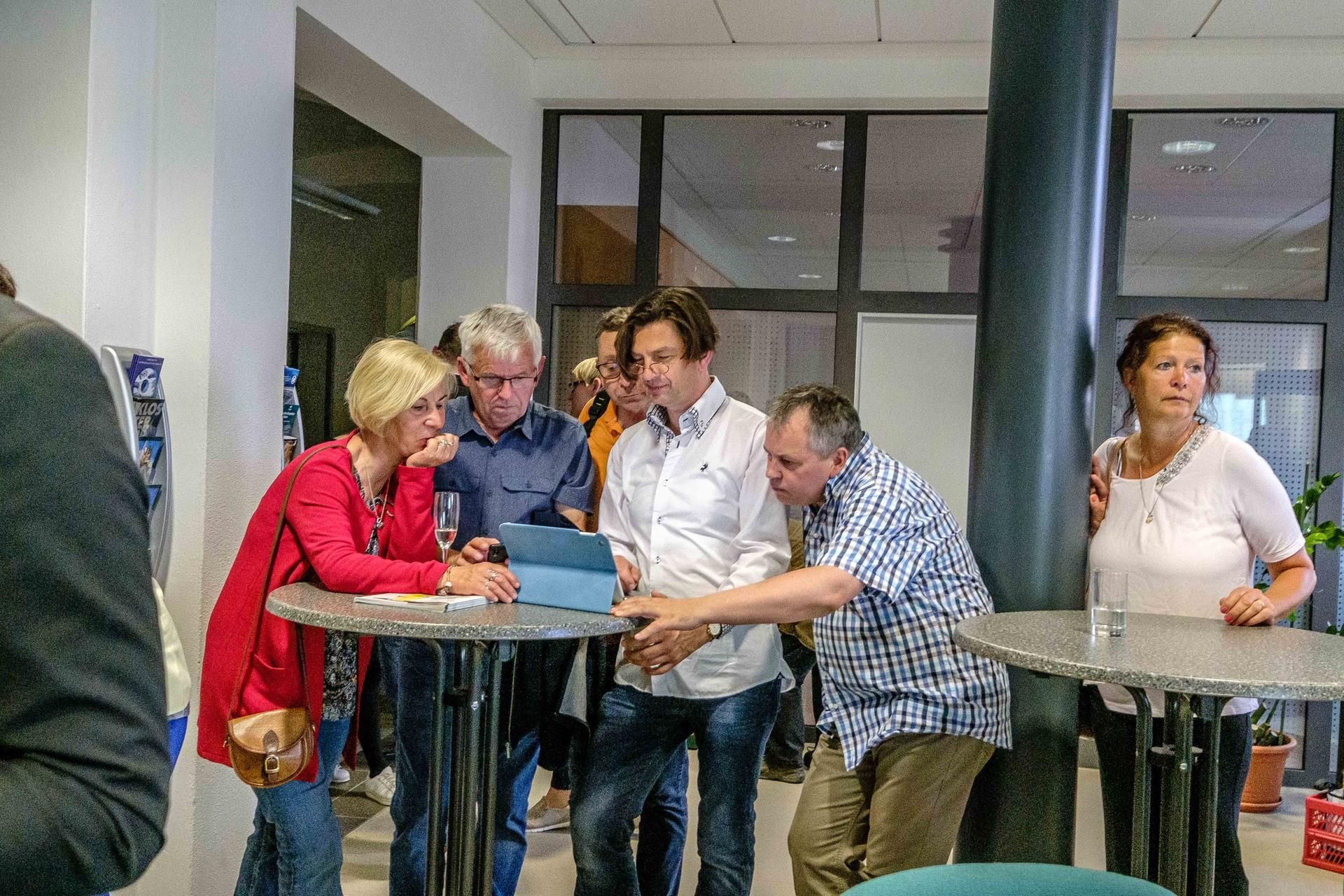 Bei der Wahlparty im Neuen Rathaus werden die Zwischenergebnisse verfolgt.