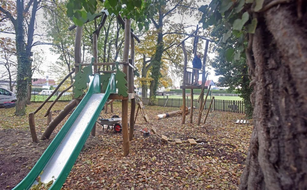 Die drei Holztürme wurden durch Hängebrücken miteinander verbunden.