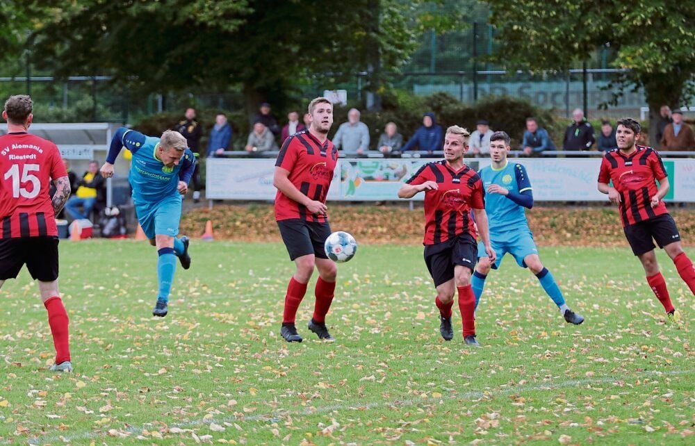 32 Mannschaften wollen auf den Spuren von Stedten (gelb) und Riestedt wandeln, die das Endspiel der letzten Saison bestritten.
