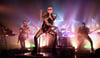 Der Gitarrist Tom Kaulitz (l-r), Sänger Bill Kaulitz und der Bassist Georg Moritz Hagen Listing von der Magdeburger Band Tokio Hotel bei einem Auftritt in Berlin 2015
