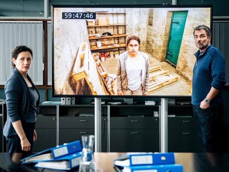 Livebild vom Entführungsopfer: Martina Oberholzer (Tabea Buser) sitzt in einem Verlies. Für Liz Ritschard (Delia Mayer) und Reto Flückiger (Stefan Gubser) beginnt ein Wettlauf mit der Zeit: Foto: ARD Degeto/SRF/Daniel Winkler