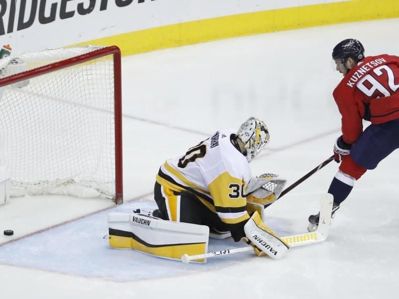 Jewgeni Kusnezow (r) von den Washington Capitals trifft gegen Torhüter Matt Murray von den Pittsburgh Penguins. Foto: Alex Brandon