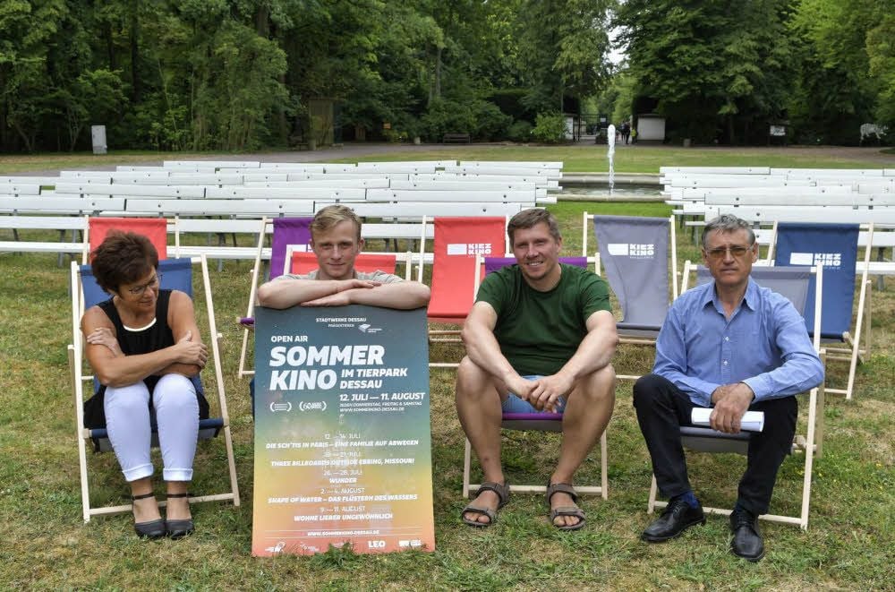 Sie haben schon mal Platz genommen, die Macher und Unterstützer des Sommerkinos: Petra Richter (Stadtwerke, Thomas Ohrmann (Kiez-Kino), Tierparkchef Jan Bauer und Edmund Lening als Kinochef vor Ort.